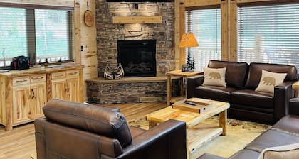 Bison Meadows Lodge-10 min. to YNP+Hot tub+Wifi+AC+Sauna
