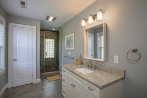 Combined shower/tub, towels