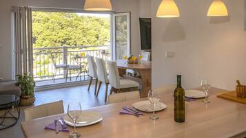 Apartamento (Two bedroom apartment with balcony) | Opções para refeição no quarto