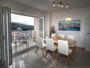 Apartment (Two bedroom apartment with balcony) | In-room dining