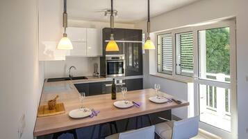 Apartamento (Two bedroom apartment with balcony) | Opções para refeição no quarto