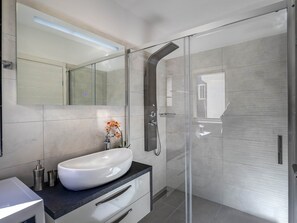 Appartement (Two bedroom apartment with balcony) | Salle de bain | Douche, serviettes fournies