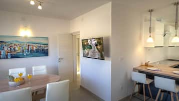 Apartment (Two bedroom apartment with balcony) | In-room dining
