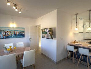 Lägenhet (Two bedroom apartment with balcony) | Matservice på rummet