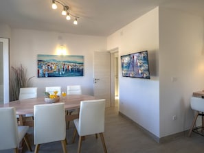 Apartment (Two bedroom apartment with balcony) | In-room dining