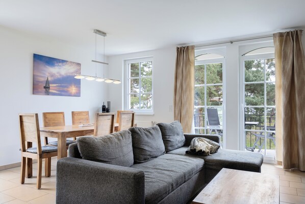 Téléviseur, foyer, lecteur de DVD, chaîne audio