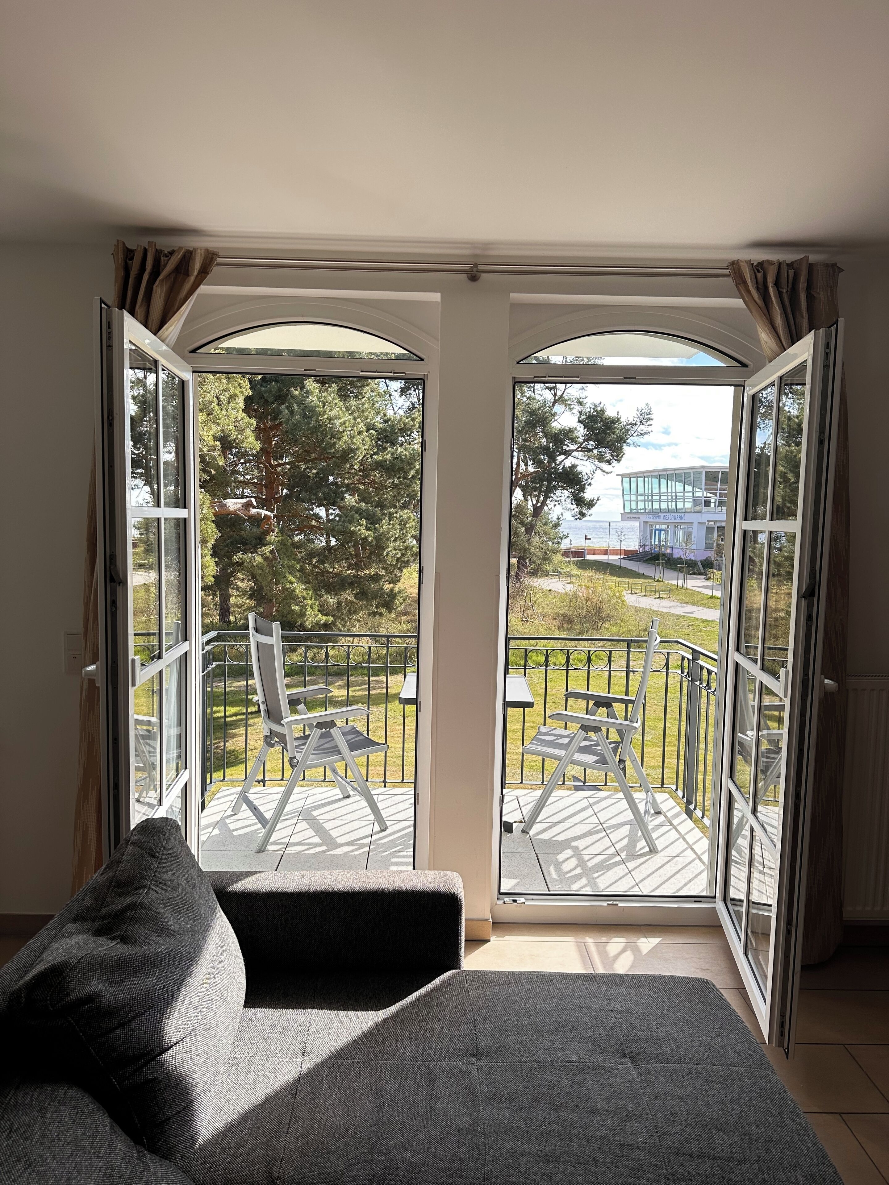 Televisión, chimenea, reproductor de DVD, estéreo