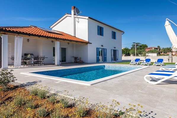 A two-story house with a swimming pool, outdoor seating, and a garden. - Villa 2095/39179 (Istria - Klarići), 13000m from the beach (Klarići)