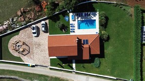 An aerial view of a property with a swimming pool, a patio area, and a fenced yard. - Villa 2095/39179 (Istria - Klarići), 13000m from the beach (Klarići)