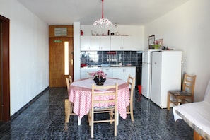 Apartamento, 2 camas Queen | Cozinha privada | Geladeira, cooktop, cafeteira/chaleira, chaleira elétrica