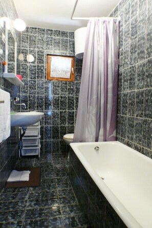 Apartment, 2 Queen Beds | Bathroom