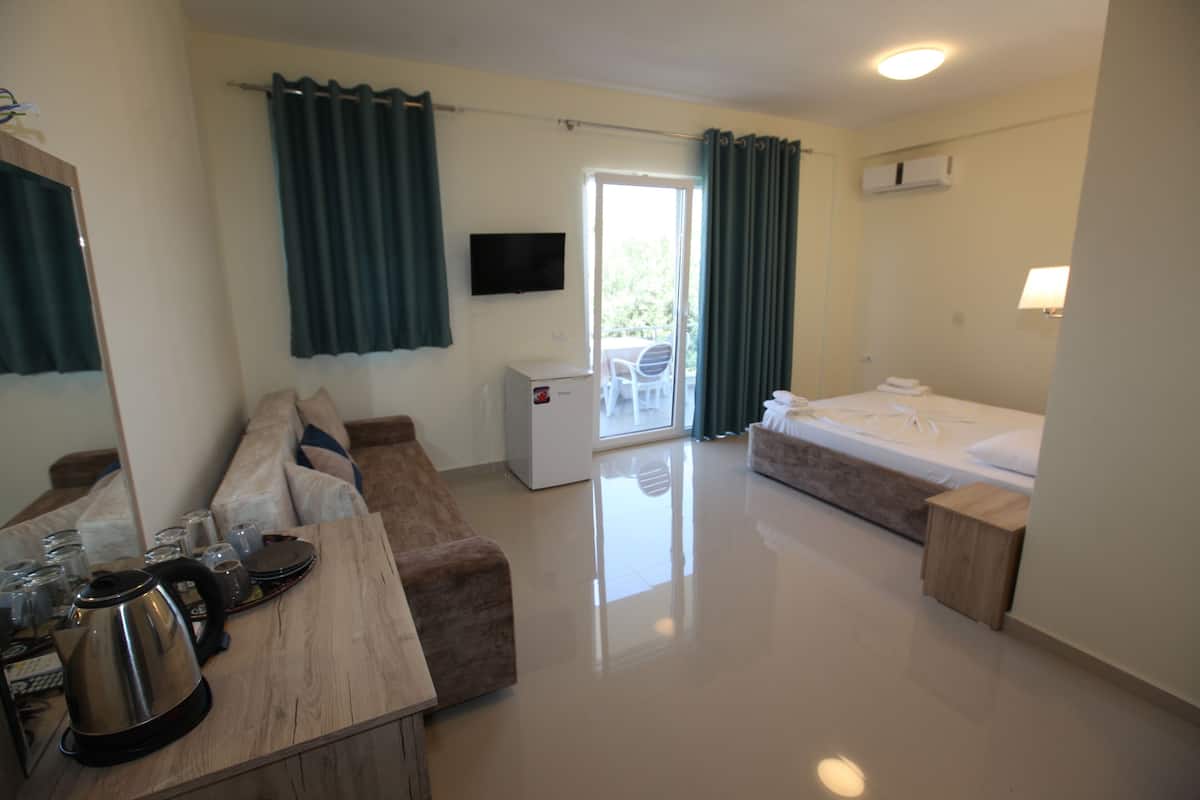 Chambre Quadruple, balcon | 1 chambre, chambres insonorisées, Wi-Fi gratuit, draps fournis