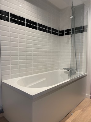 Bathtub, eco-friendly toiletries, hair dryer, towels - Maison Entièrement Rénovée Située à 50 Mètres de la mer Jardin 4 Chambres 2 SDB (Hermanville-sur-Mer)
