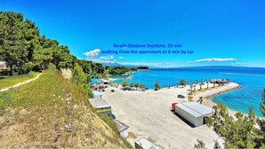 A beach view with a parking area and a path leading to the beach. - Big 80 m2 apt With Balcony in the Heart of Split (Split)