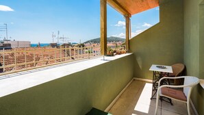 A balcony with a view of a cityscape, a small table, and two wicker chairs. - Big 80 m2 apt With Balcony in the Heart of Split (Split)