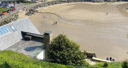 Beachside 2-bed - Sleeps 4, Parking & Pet Friendly