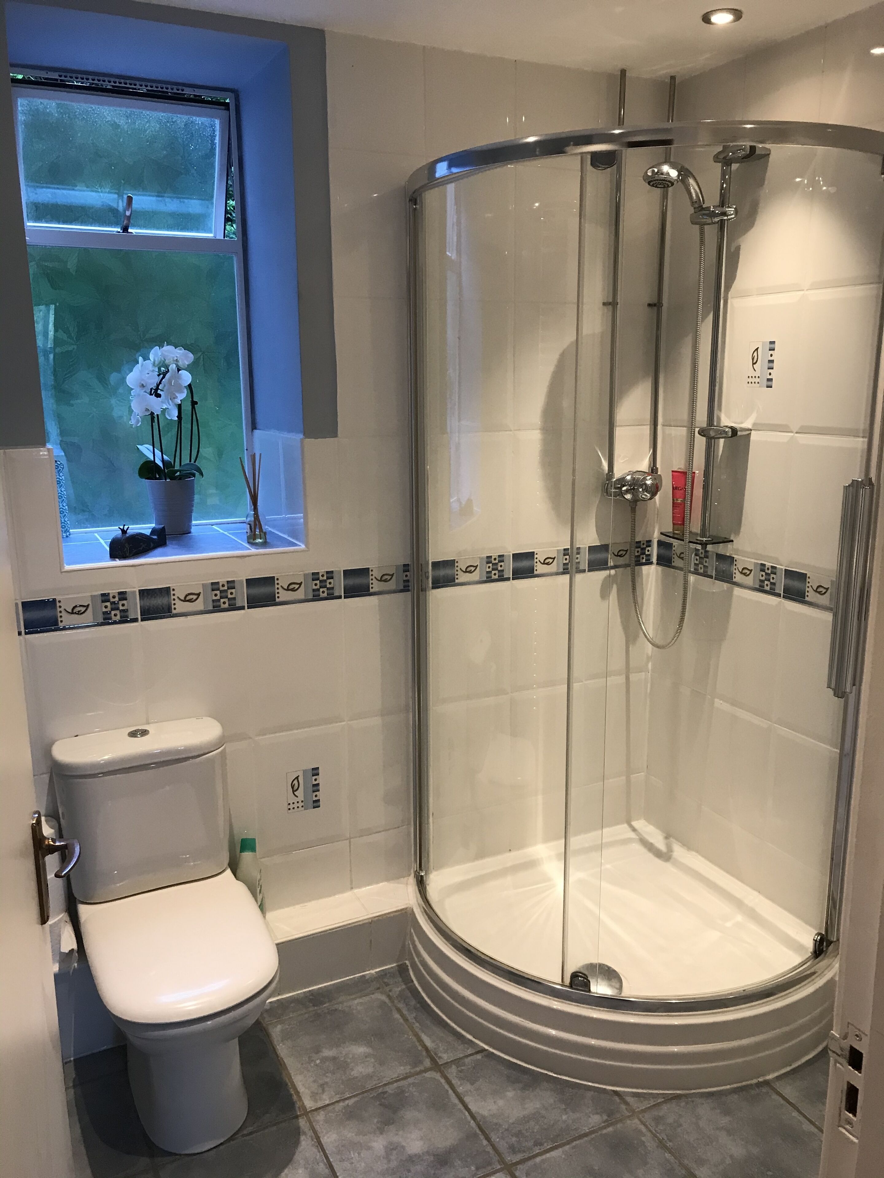 Apartamento | Baño | Ducha, secador de pelo, toallas y champú