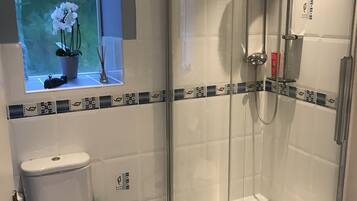 Apartamento | Baño | Ducha, secador de pelo, toallas y champú