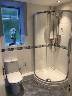Apartment | Bathroom | Shower, hair dryer, towels, shampoo