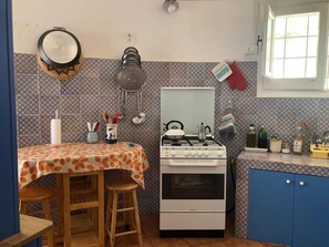 Kühlschrank, Ofen, Herdplatte, Kochgeschirr/Geschirr/Besteck