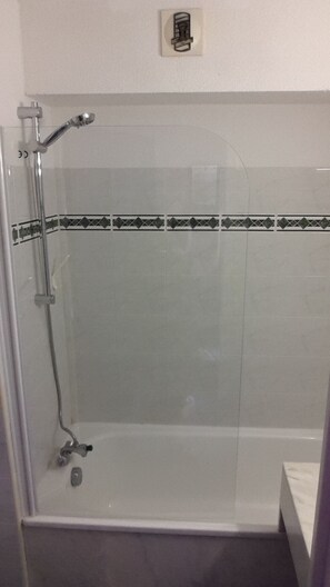 Badewanne, Handtücher, Seife, Toilettenpapier