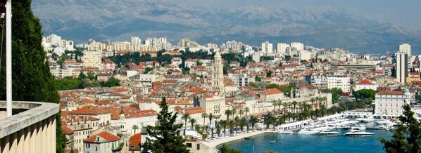 A coastal cityscape with a marina, historic buildings, and a mountain backdrop. - Classy Apartment in the Center of Split (Split)