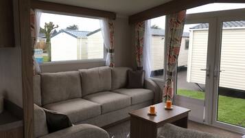 Cabin | Living room | 30-inch TV with digital channels, fireplace