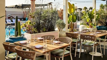 2 من المطاعم، حيث تُقدم وجبات الإفطار، الغداء، العشاء، الاطباق المكسيكية