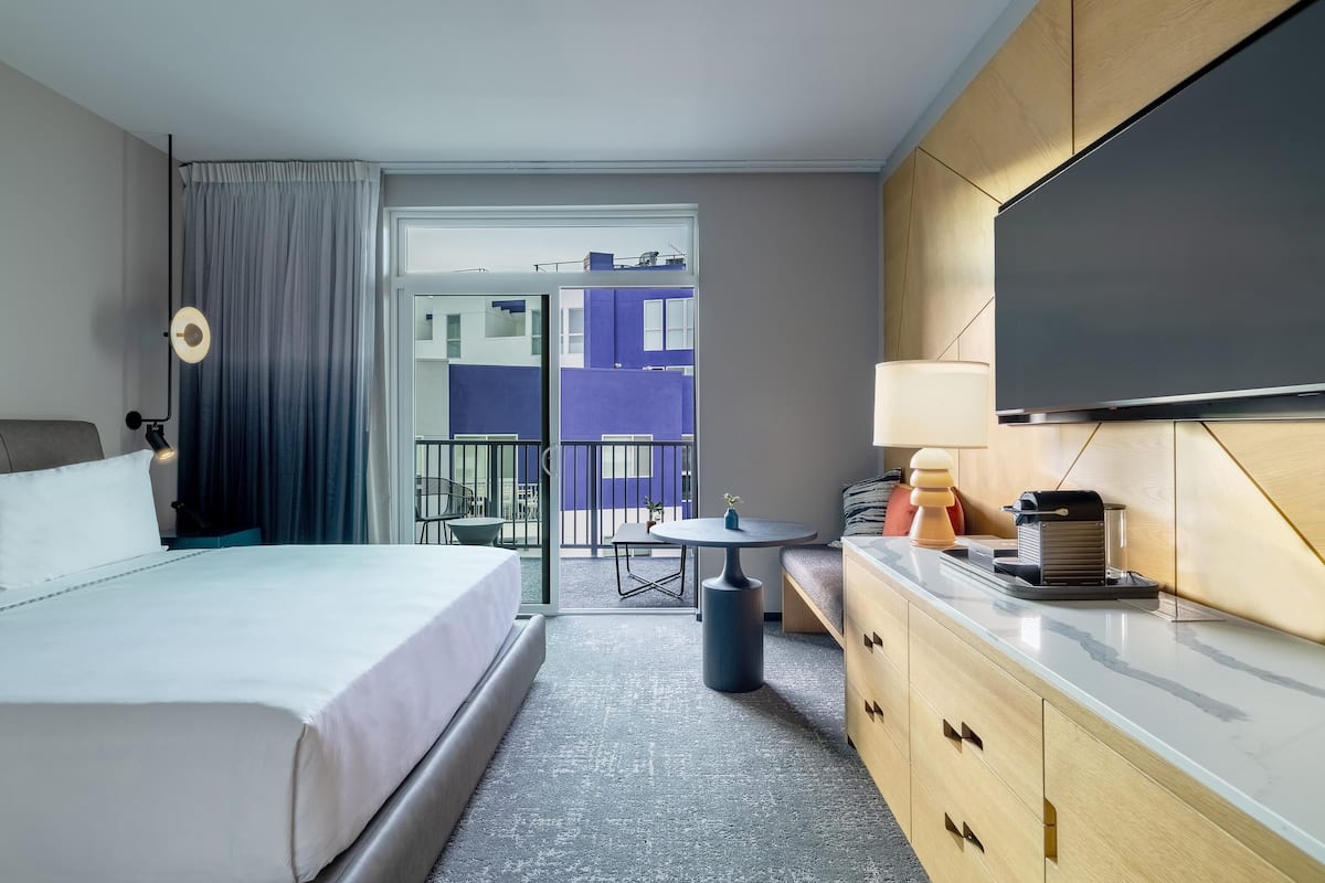 Kamer, 1 kingsize bed, balkon | 1 slaapkamer, luxe beddengoed, donzen dekbedden, een minibar