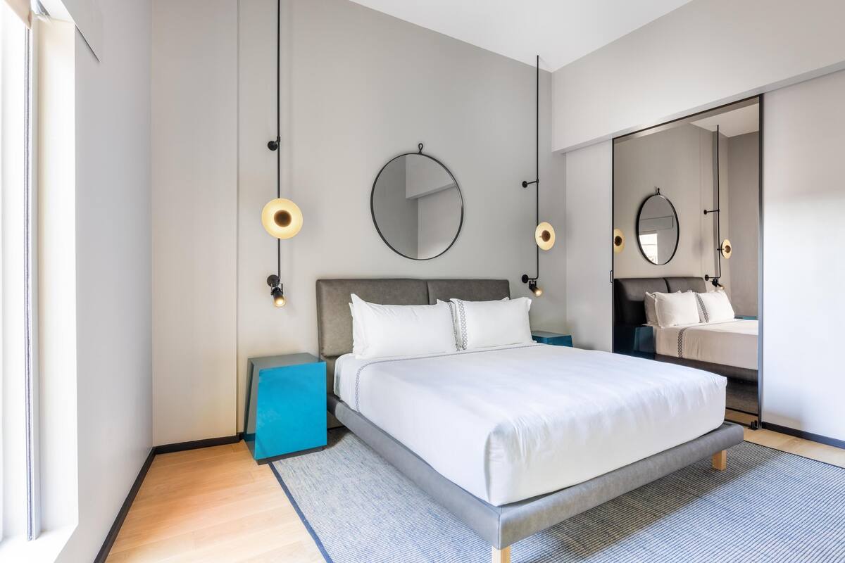 Suite, 1 King Bed, Accessible, Bathtub