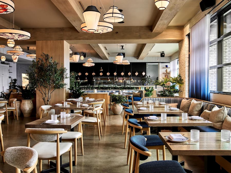 2 restauranter; serverer morgenmad, frokost og mexicanske retter