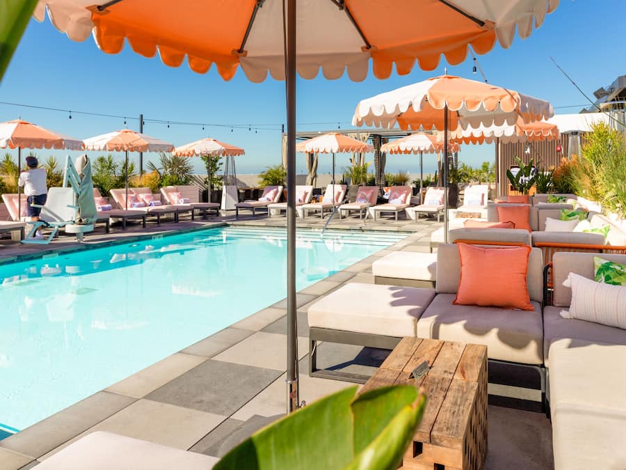 Piscine extérieure, chaises longues