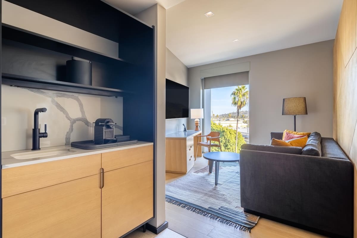 Suite, 1 kingsize bed | 1 slaapkamer, luxe beddengoed, donzen dekbedden, een minibar