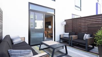 Chambre, 2 grands lits, patio | Terrasse/patio