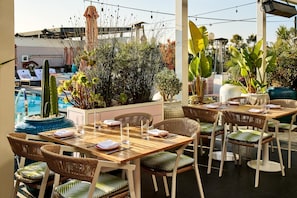 2 restaurants, breakfast, lunch, dinner served; Mexican cuisine - The Shay Hotel (Culver City)