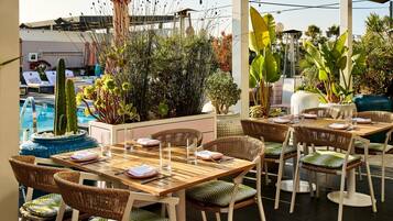 2 restaurants, breakfast, lunch, dinner served; Mexican cuisine