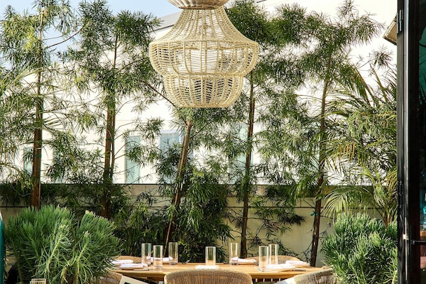 2 restaurants; breakfast, lunch, dinner, and brunch served