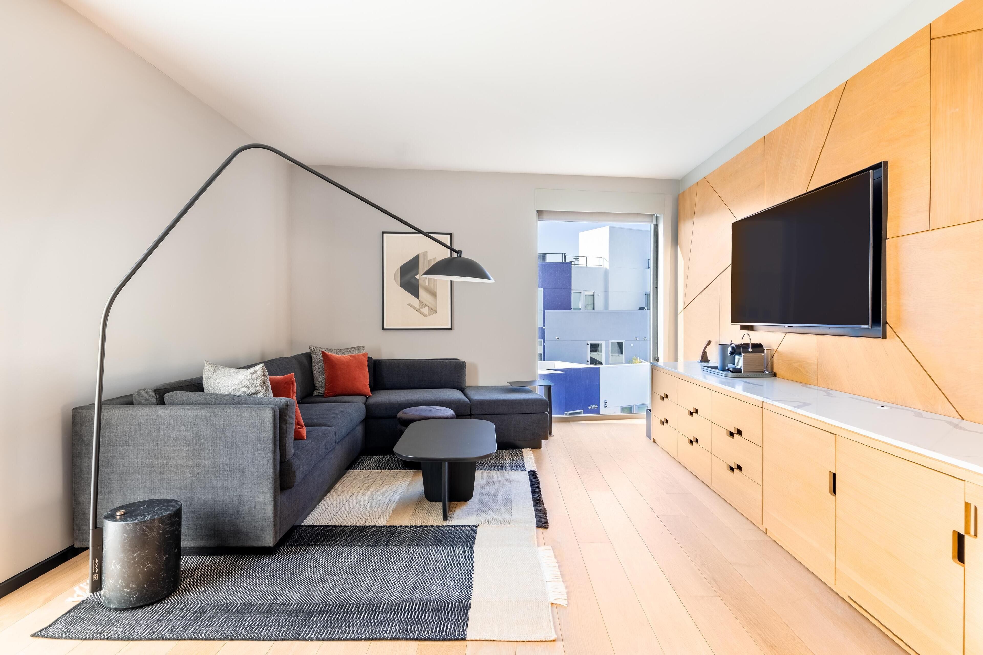 Suite – premium, 1 kingsize-seng | Sengetøy av topp kvalitet, dundyner, minibar og safe på rommet