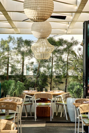 2 restaurantes; se sirve desayuno, almuerzo y cena; cocina mexicana. The Shay Hotel