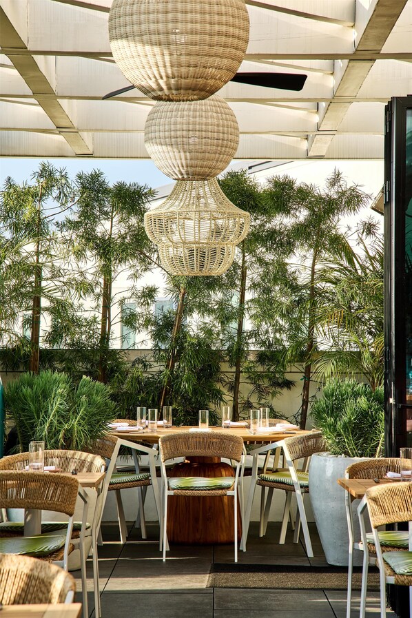 2 restaurantes, se sirven desayunos, comidas, cenas y cocina mexicana