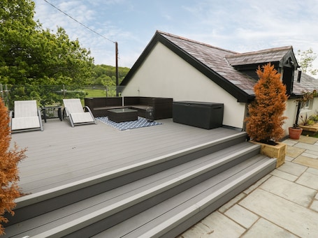 Cottage | Property grounds. Bwthyn Bach Gwyn