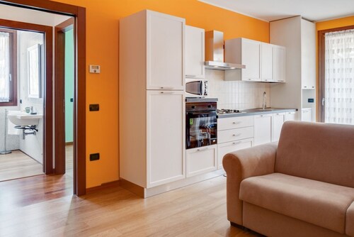 The apartment is located on the ground floor of a residence, with private garden (35 sqm). There are no steps to access the apartment.Of 50 square meters it comfortably accommodates 4 people, with a double bedroom and a sofa bed in the living room.Car ga