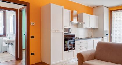 The apartment is located on the ground floor of a residence, with private garden (35 sqm). There are no steps to access the apartment.Of 50 square meters it comfortably accommodates 4 people, with a double bedroom and a sofa bed in the living room.Car ga