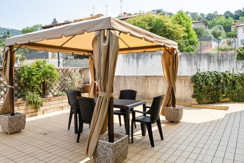 The apartment is located on the ground floor of a residence, with private garden (35 sqm). There are no steps to access the apartment.Of 50 square meters it comfortably accommodates 4 people, with a double bedroom and a sofa bed in the living room.Car ga