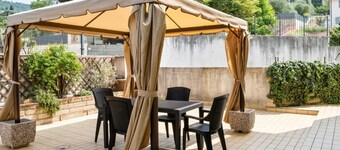 The apartment is located on the ground floor of a residence, with private garden (35 sqm). There are no steps to access the apartment.Of 50 square meters it comfortably accommodates 4 people, with a double bedroom and a sofa bed in the living room.Car ga