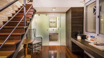 Loft Suite | Bathroom | Shower, hydromassage showerhead, free toiletries, hair dryer