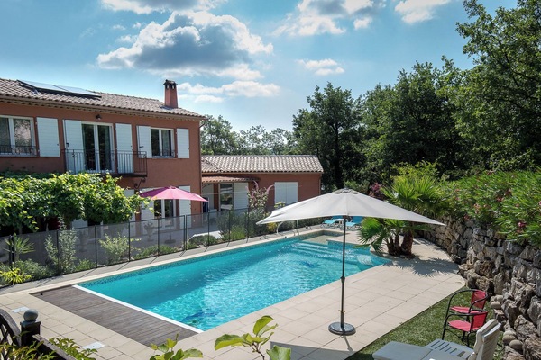 vue panoramique sur la piscine la villa et le jardin