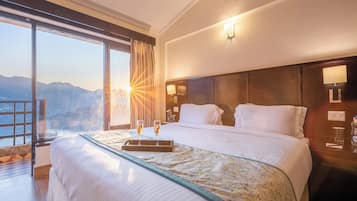 One Bedroom Suite with Kitchenette | Egyptian cotton sheets, premium bedding, down comforters