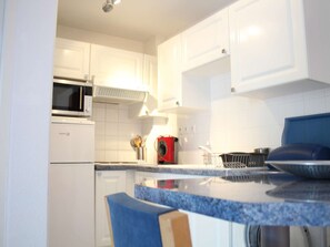Fridge, microwave, toaster - Holiday home in Châtelaillon-Plage with terrace and pool (Châtelaillon-Plage)