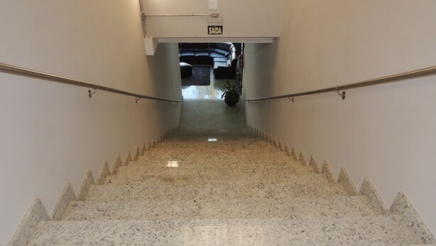 A marble staircase with a handrail, leading to a room with a bed and a window. - Hotel Belvedere Araras - Fácil Acesso Hospital São Leopoldo e Faculdades (Araras)